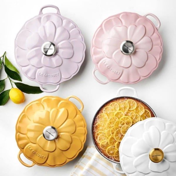 Chảo gang Le Creuset có nắp 26cm nắp nồi thanh lịch và màu sắc rực rỡ của nồi càng thêm phần quyến rũ.