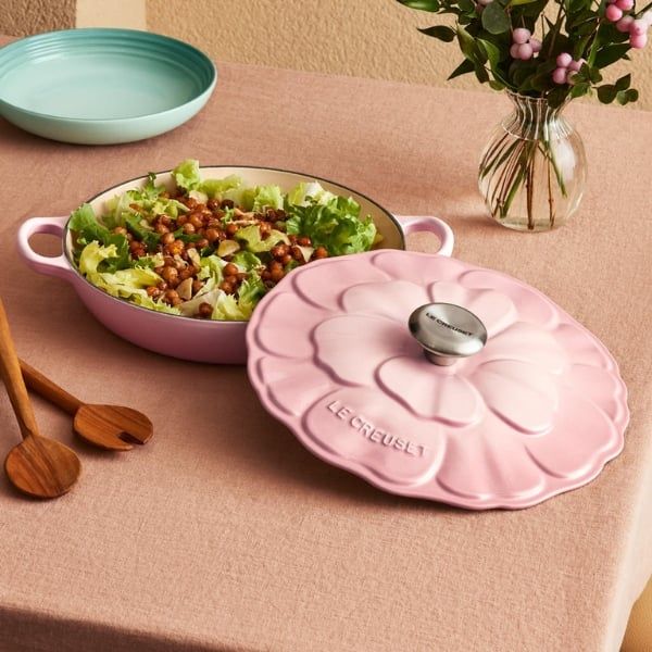 Chảo gang Le Creuset có nắp 26cm màu hồng 2.2L - nồi hầm Petal Braiser. Thiết kế cánh hoa nổi thanh lịch trên nắp nồi