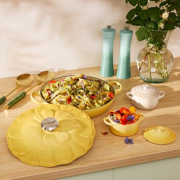 Chảo gang Le Creuset có nắp 26cm màu vàng 2.2L Gang tráng men mang lại khả năng phân bổ và giữ nhiệt vượt trội