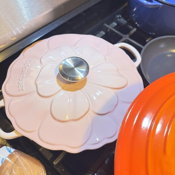 Chảo gang Le Creuset có nắp 26cm màu hồng 2.2L Lớp men bên trong sáng màu giúp dễ dàng quan sát thực phẩm và tránh bị cháy.