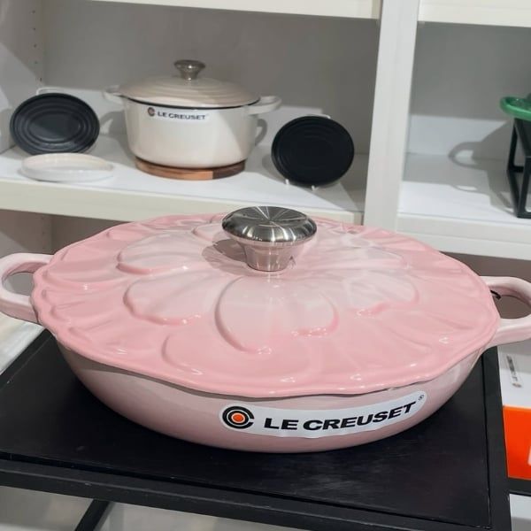 Chảo gang Le Creuset có nắp 26cm màu hồng 2.2L Sản Phẩm Mới Tinh, Chưa Qua Sử Dụng