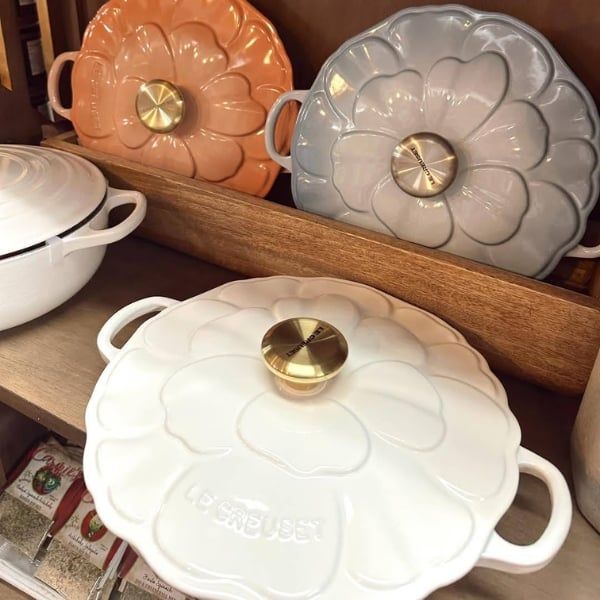 Chảo gang Le Creuset có nắp 26cm màu trắng 2.2L Gang tráng men mang lại khả năng phân bổ và giữ nhiệt vượt trội