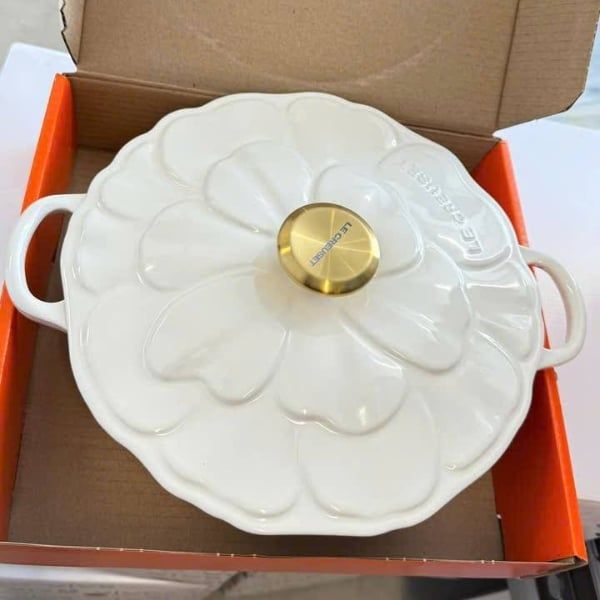 Chảo gang Le Creuset có nắp 26cm màu trắng 2.2L - 21964026010051 - nồi hầm Petal Braiser. Thiết kế cánh hoa nổi thanh lịch trên nắp nồi