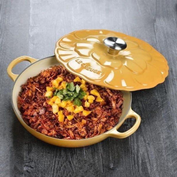 Chảo gang Le Creuset có nắp 26cm màu vàng 2.2L - nồi hầm Petal Braiser. Thiết kế cánh hoa nổi thanh lịch trên nắp nồi