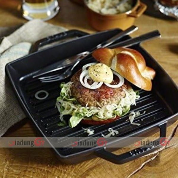 Chảo nướng vuông bằng gang STAUB, kích thước vành 23cm x 23cm.