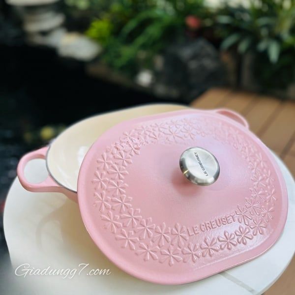 Chảo gang Le Creuset Oblong 31cm có nắp hình oval màu hồng - 21996 31 50 14464 hoàn hảo cho các món hầm và món tráng miệng nhiều lớp
