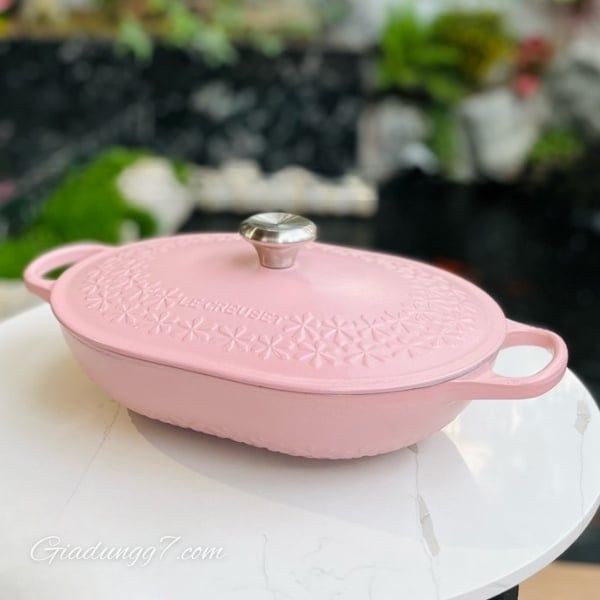 Chảo gang oval Le Creuset Oblong 31cm là điểm nhấn hoàn hảo cho căn bếp của bạn