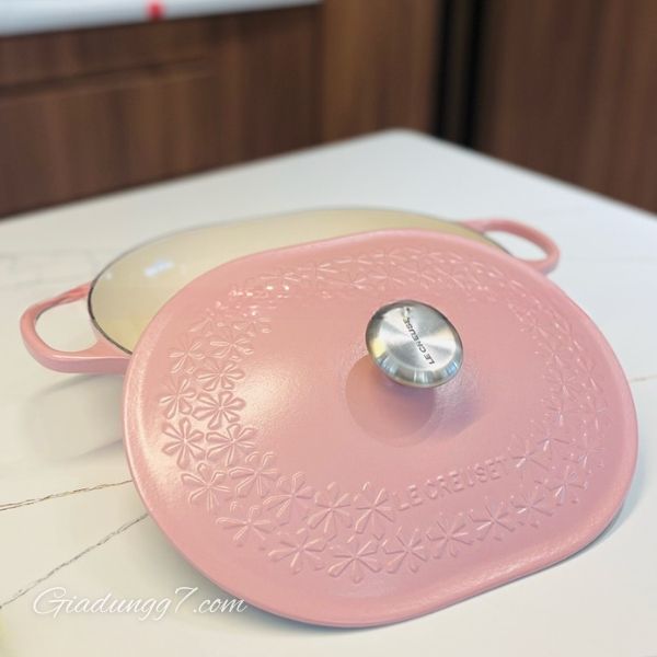 Chảo gang oval Le Creuset Oblong 31cm là điểm nhấn hoàn hảo cho căn bếp của bạn