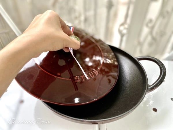 Chảo gang Staub Wok 24cm - Màu Đỏ Mận Đa năng để áp chảo, om hoặc hấp nhanh