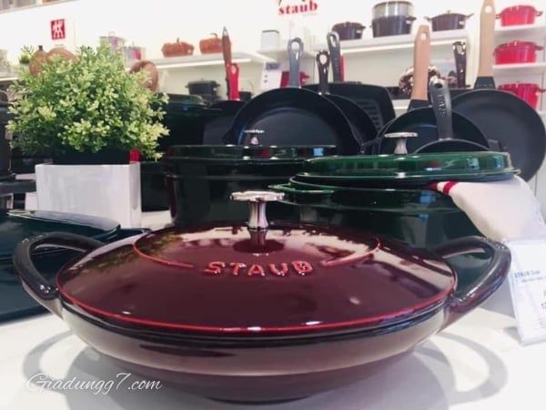 Chảo gang Staub Wok 24cm - Màu Đỏ Mận Đa năng để áp chảo, om hoặc hấp nhanh