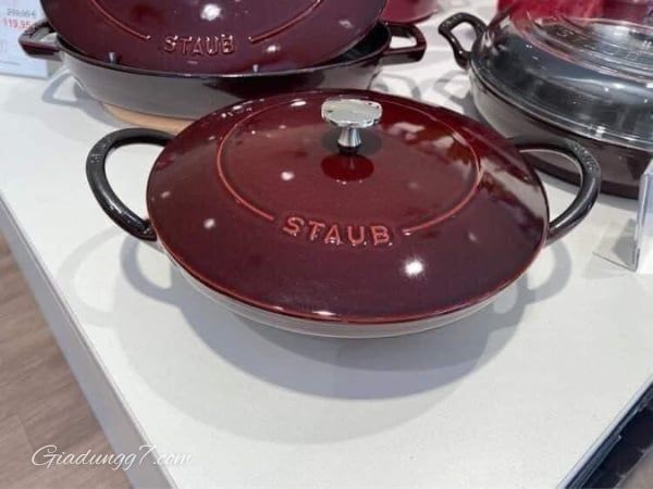 Chảo gang Staub Wok 24cm - Màu Đỏ Mận có hình tròn và màu đỏ mận đẹp mắt, chắc chắn sẽ làm nổi bật mọi bàn ăn.