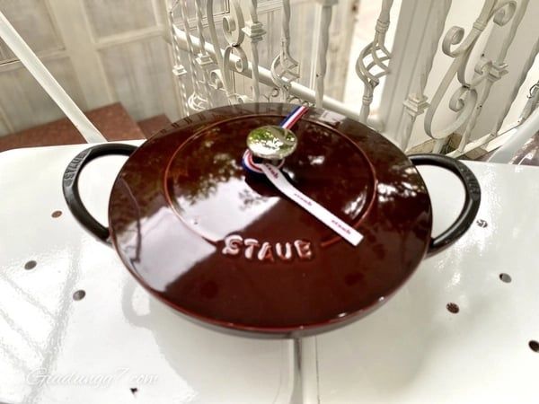 Chảo gang Staub Wok 24cm - Màu Đỏ Mận này của Staub, bởi gang giữ nhiệt tuyệt vời và tỏa nhiệt đều đặn, đều đặn