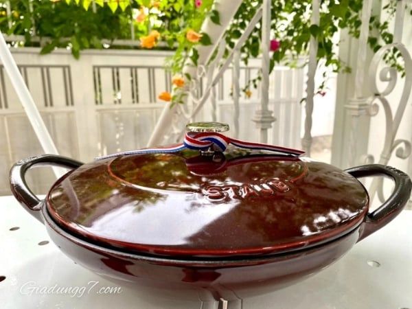 Chảo gang Staub Wok 24cm - Màu Đỏ Mận Đa năng để áp chảo, om hoặc hấp nhanh