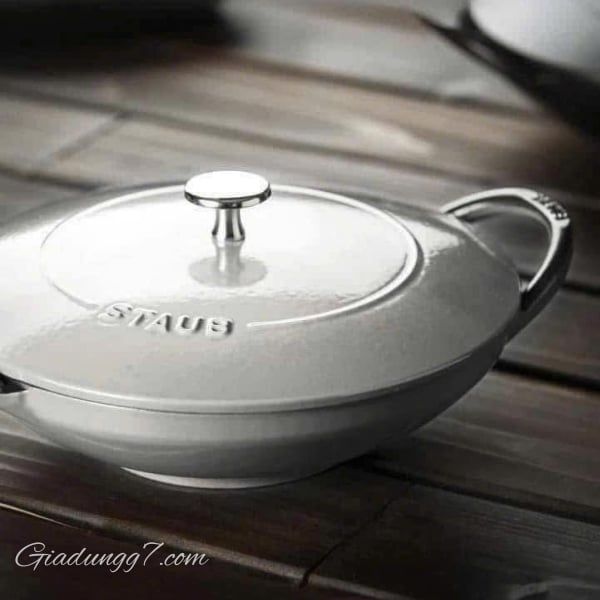 Chảo gang Staub Wok 24cm - Màu Trắng là sản phẩm của thương hiệu STAUB đến từ Pháp.