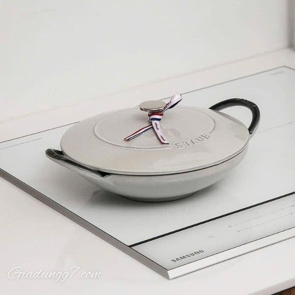Chảo gang Staub Wok 24cm - Màu Trắng là sản phẩm của thương hiệu STAUB đến từ Pháp.