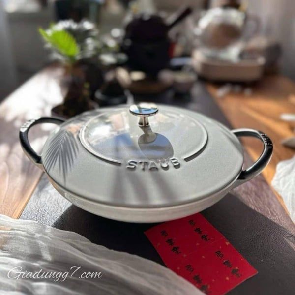 Chảo gang Staub Wok 24cm - Màu Trắng là sản phẩm của thương hiệu STAUB đến từ Pháp.