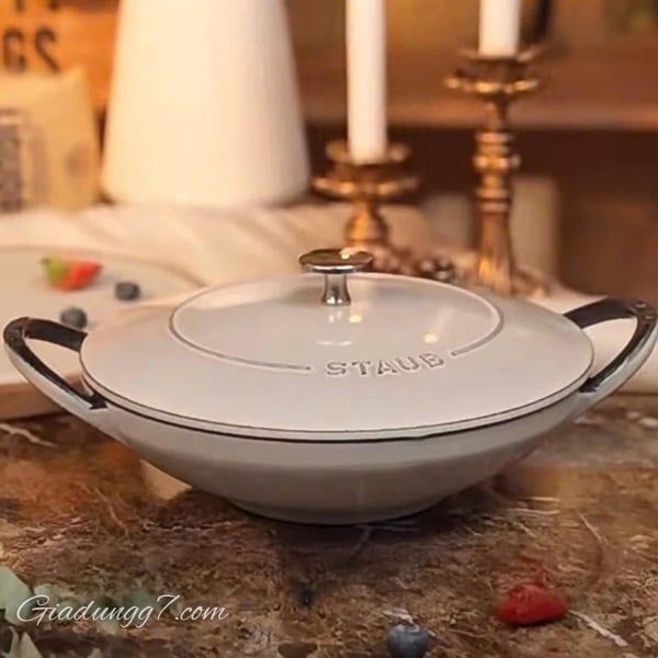 Chảo gang Staub Wok 24cm - Màu Trắng này của Staub, bởi gang giữ nhiệt tuyệt vời và tỏa nhiệt đều đặn, đều đặn