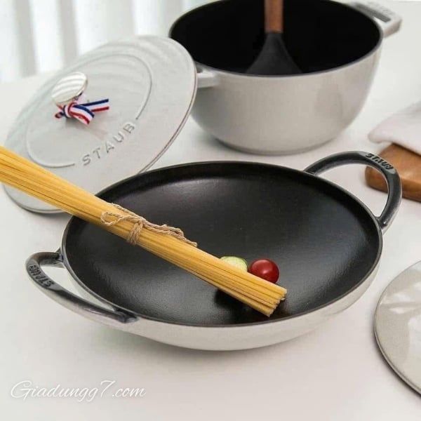 Chảo gang Staub Wok 24cm - Màu Trắng cực kỳ dễ vệ sinh, giúp việc sử dụng thường xuyên trở nên thật sự thú vị.