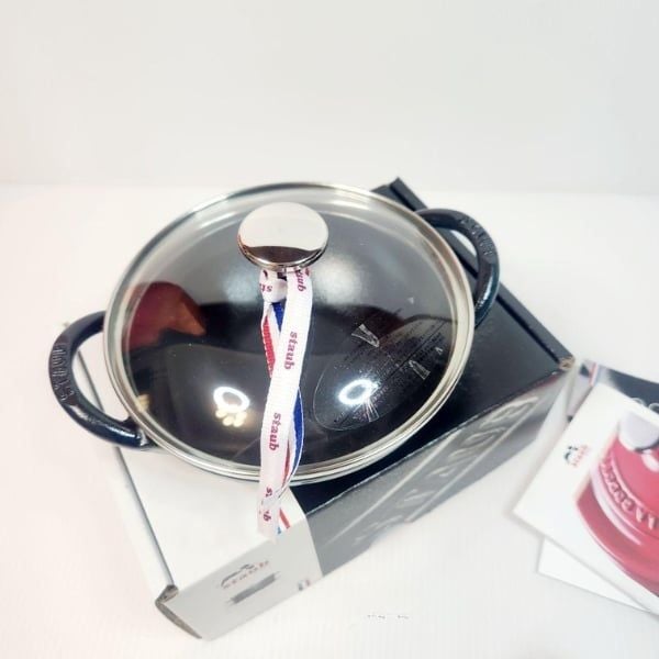 Chảo gang Staub Wok Lamer 16cm 0.65L - Màu Xanh An toàn với lò nướng lên đến 500F
