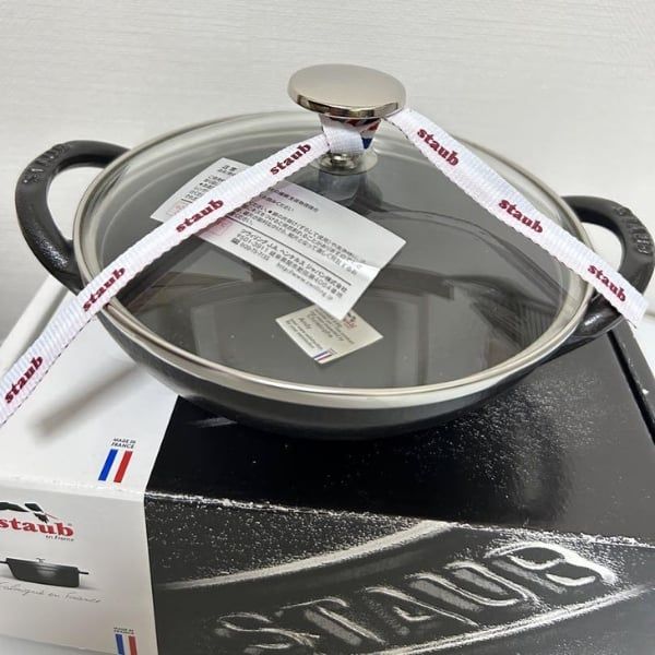 Chảo gang Staub Wok Lamer 16cm 0.65L - Màu Xanh 13181737 là sản phẩm vượt trội trong việc nấu chậm thịt và rau củ đến độ mềm hoàn hảo
