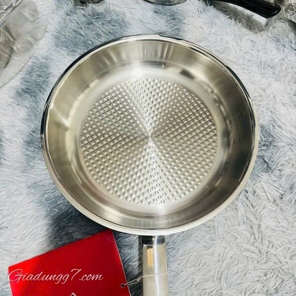 Chảo inox Fissler Original Profi Collection đáy tổ ong có bề mặt chiên Novogrill có thể dùng trong lò nướng lên đến 230 °C