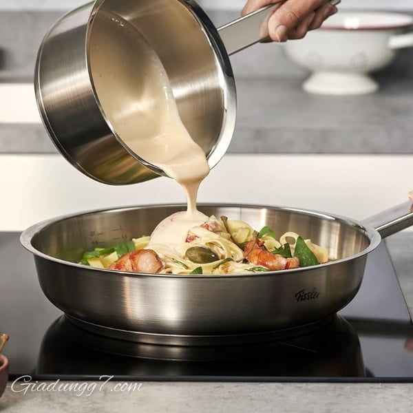 Chảo inox Fissler Original Profi Collection đáy tổ ong có bề mặt chiên Novogrill có thể dùng trong lò nướng lên đến 230 °C