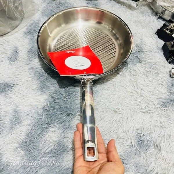 Chảo inox Fissler Original Profi Collection đáy tổ ong cán dài dung tích 3 lít Đường kính 28 cm Bề mặt nấu bằng thép không gỉ.