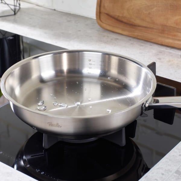 Chảo inox Fissler Original Profi Collection 24cm lòng phẳng dung tích 2 lít Bề mặt nấu bằng thép không gỉ.