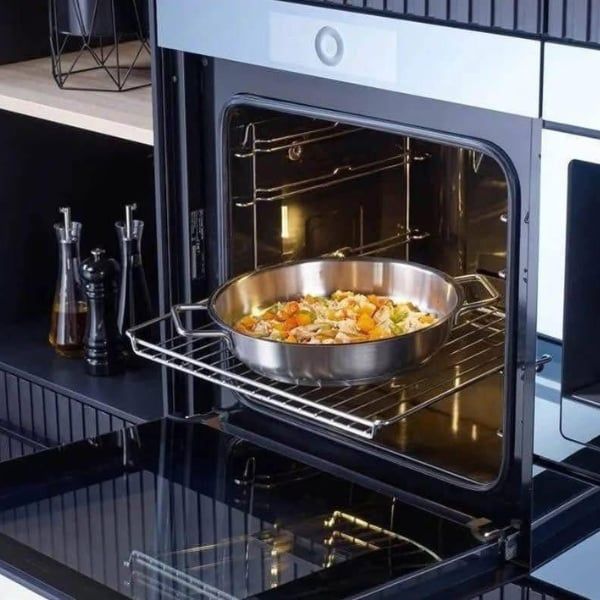 Chảo inox Fissler Pure Collection 24cm 2 quai Tay cầm bằng thép không gỉ sáng bóng, bóng bẩy mang đến nét thanh lịch vượt thời gian.