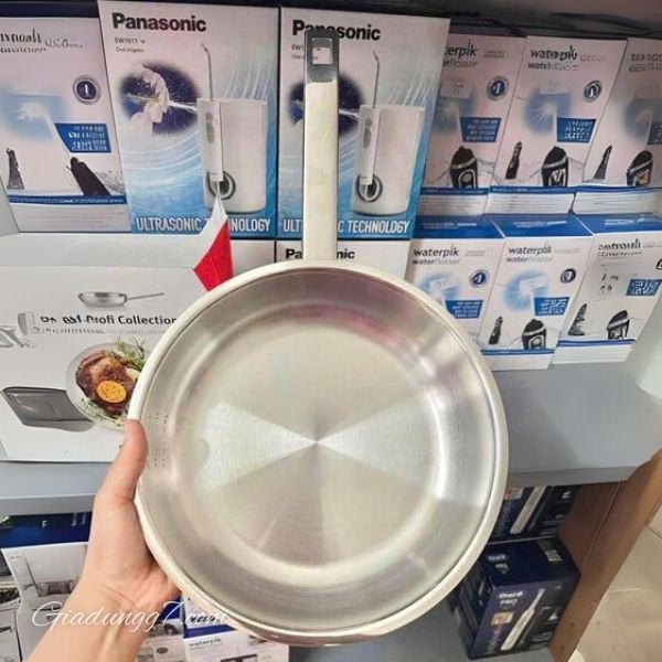 Chảo rán Fissler Pure Collection 24cm cán dài được làm từ 90% thép không gỉ 18/10 tái chế và có đáy Superthermic.