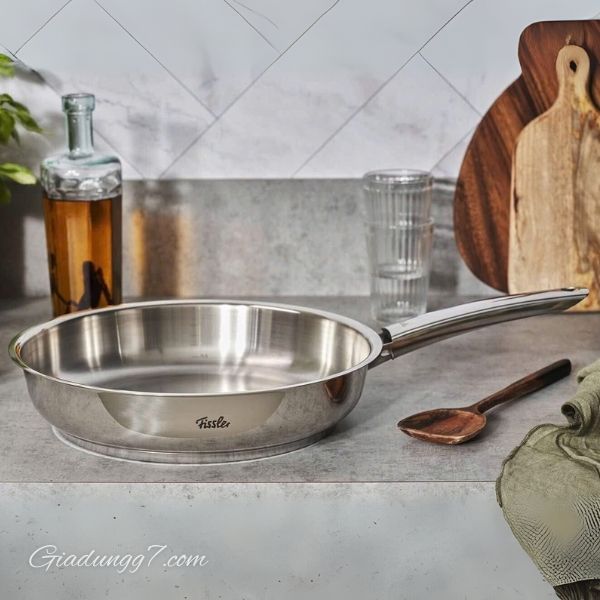 Chảo rán Fissler Pure Collection 24cm cán dài chất liệu Thép không gỉ - Chảo không tráng men, có vạch chia độ bên trong
