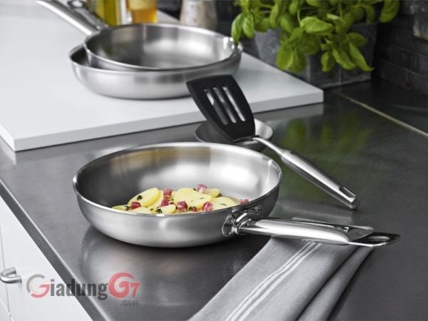 Chảo inox thành cao Zwilling Pro 26cm với Tay cầm ergonomics giúp cầm nắm thoải mái