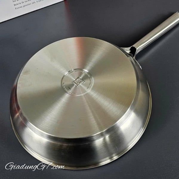 Chảo Zwilling TrueFlow 28cm là sự lựa chọn lý tưởng cho việc nấu nhiều loại thực phẩm một cách dễ dàng.