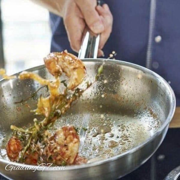 Chảo inox Zwilling Trueflow 28cm chất lượng cao thuộc dòng TrueFlow mang lại sự thuận tiện khi nấu các loại thịt, cá, hoặc rau củ