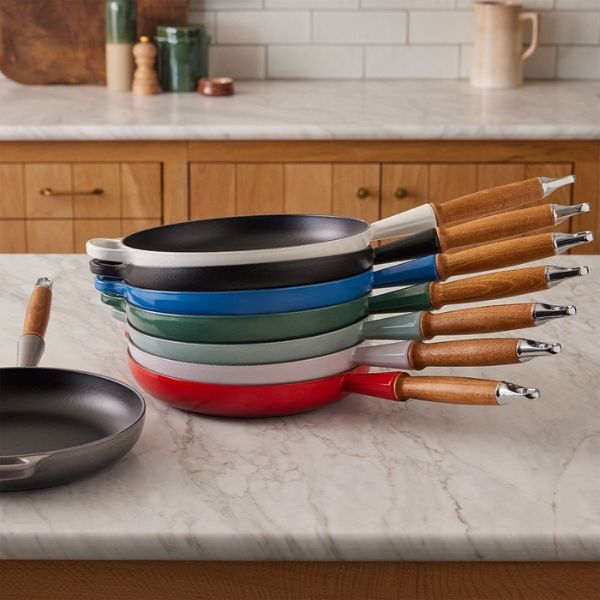 Chảo rán gang Le Creuset có tay cầm bằng gỗm sạch