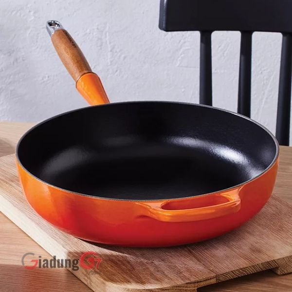 Chảo Le Creuset 28cm màu cam có tay cầm bằng gỗ cổ điển bằng gang này khiến việc chiên và áp chảo trở nên thú vị.