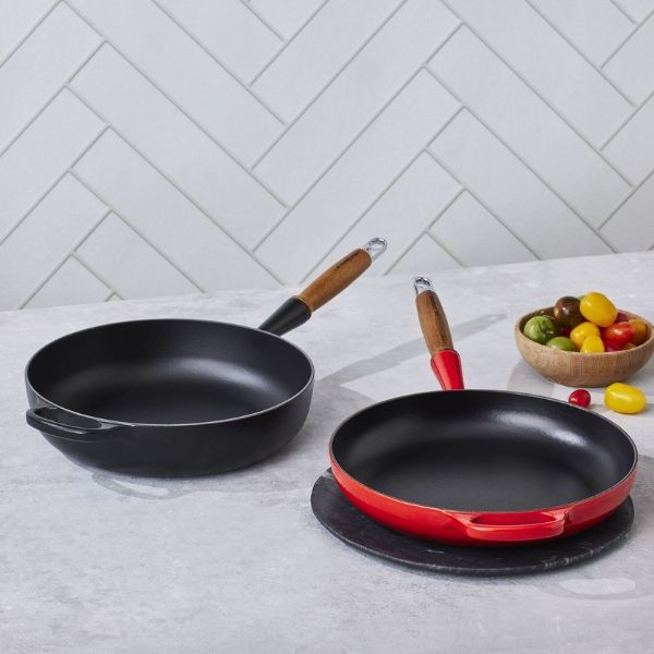 Chảo Le Creuset 28cm màu đỏ anh đào được hoàn thiện bằng một lớp chống dính emaillé đẹp mắt