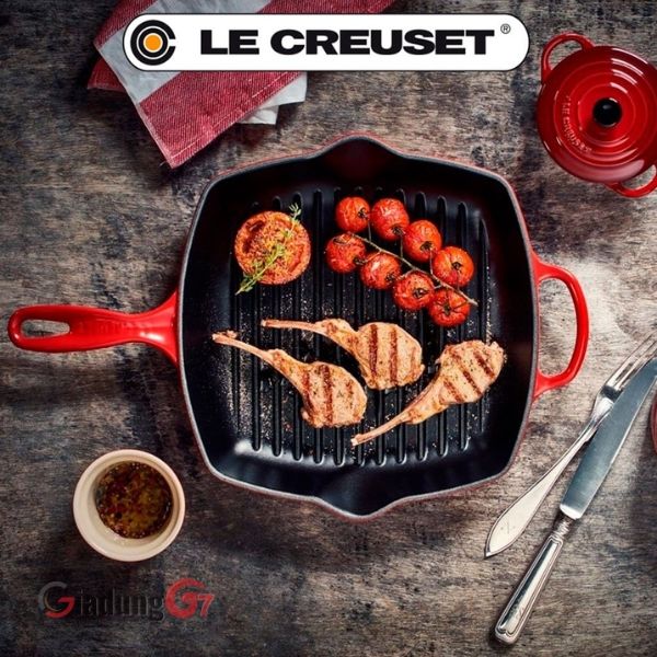 Chảo nướng vuông Le Creuset 26cm màu đỏ bằng gang tráng men mang đến hương vị thơm ngon của món nướng