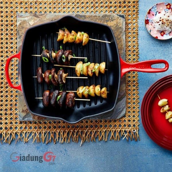 Chảo nướng vuông Le Creuset 26cm màu đỏ được tạo nên từ 100% gang nguyên khối cao cấp