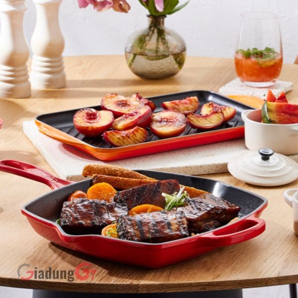 Chảo nướng vuông Le Creuset 26cm màu đỏ với Lớp men dễ làm sạch và bền, chống xỉn màu, ố màu, sứt mẻ và nứt