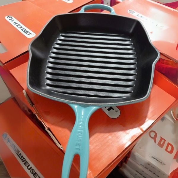 Chảo nướng vuông Le Creuset 26cm Xanh Caribe bằng gang tráng men mang đến hương vị thơm ngon của món nướng ngoài trời trong nhà tiện lợi.