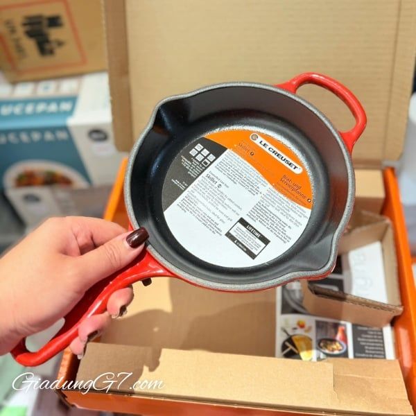 Chảo rán Le Creuset Signature 16cm Chất liệu: gang tráng men