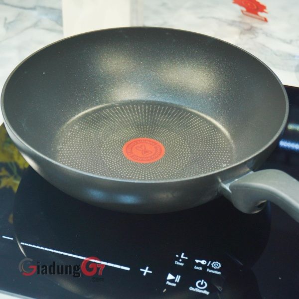 Chảo sâu lòng Tefal Hard Titanium Pro 28cm với Công nghệ Thermo-Spot cho bạn biết khi nào bắt đầu nấu.