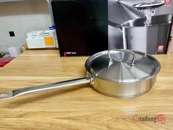 Chảo Zwilling Twin Classic 24cm bằng thép dầy dặn, cán đúc đặc và gắn vào nồi với thiết kế Sigma cổ điển siêu đẹp.