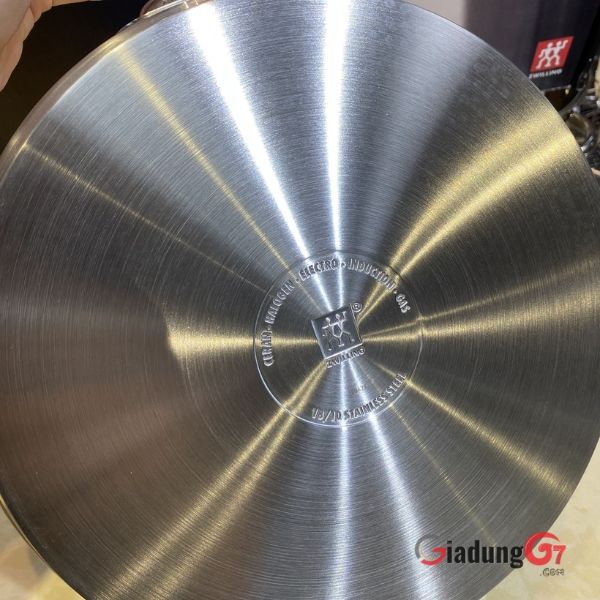 Chảo Zwilling Twin 24cm có đế bọc SIGMA Classic và nội thất bằng thép không gỉ 18/10 đảm bảo kết quả nấu nướng tối ưu.