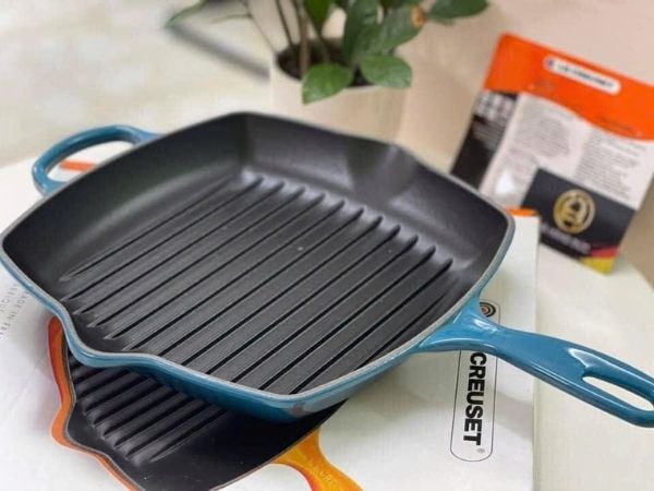 Chảo nướng vuông Le Creuset 26cm Deep Teal Lớp men phủ có giúp bảo vệ chảo và tăng tính thẩm mĩ