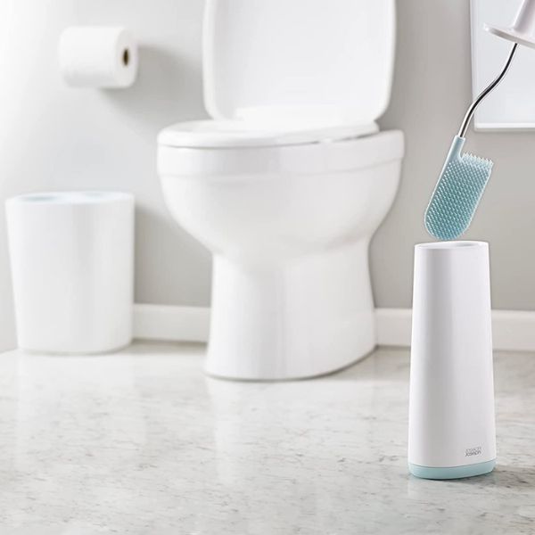 Cọ toilet Joseph Joseph Flex 70506 là một sản phẩm thông minh và hiệu quả cho việc vệ sinh và duy trì sạch sẽ cho toilet trong ngôi nhà của bạn.