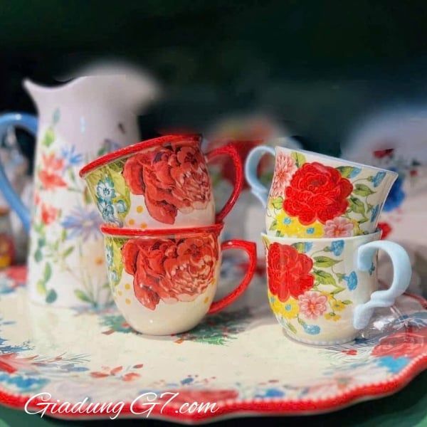 Cốc The Pioneer Woman Sweet Rose 429ml Có thiết kế hoa đặc trưng của Ree và điểm nhấn đầy màu sắc