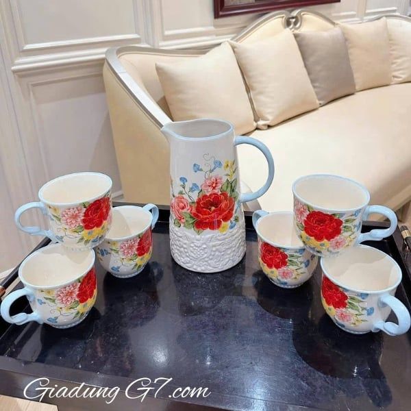 Cốc The Pioneer Woman Sweet Rose 429ml Được trang trí bằng các thiết kế hoa đặc trưng của Ree