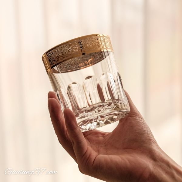 Bộ 6 Cốc whisky Outflower Romantic 300ml không chỉ là vật dụng uống rượu mà còn là tác phẩm nghệ thuật pha lê đẳng cấp, góp phần làm đẹp không gian phòng khách hoặc quầy bar của bạn